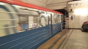 81-717/714.5 прибывает на станцию метро Театральная.