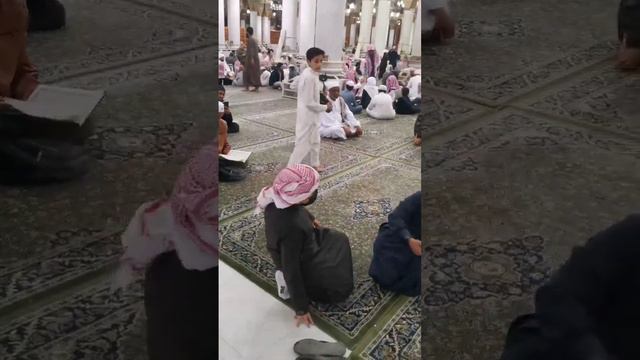 Мальчик из Индии показывает своему товарищу как одевать чалму.Архив из Медины. смотреть онлайн