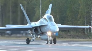 Посадка самолета F-18 Финляндии на шоссе, учения Baana-2022