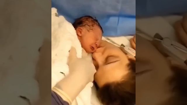 Bebé recién nacido reacciona al primer beso de su madre