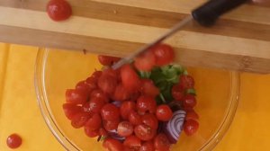 Греческий салат. Легкий летний салат / Greek salad. A light summer salad (English subtitles)