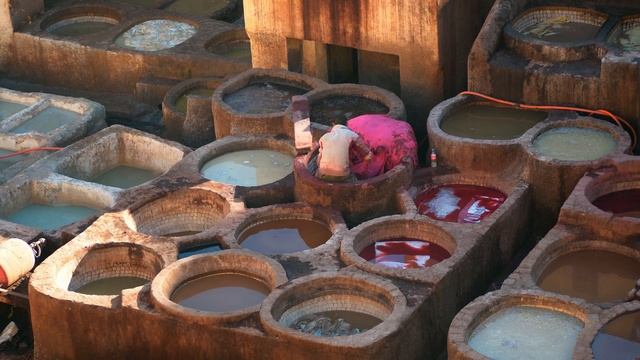 Exploring Fes - (Fez) - Morocco - 4K - More Than a Tourist Would See (Rooftops, Medina, Tanneries) смотреть онлайн
