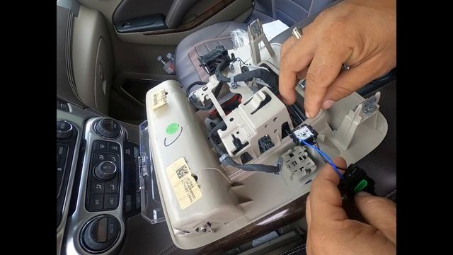 2015 Chevy Tahoe le parpadean las luces de adentro del techo al pisar el freno | Como Arreglarla смотреть онлайн
