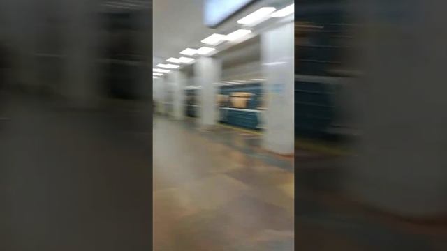 ? Станция Метро Ленинский Проспект • Leninskiy Prospekt Metro Station • Metropolitana di Mosca