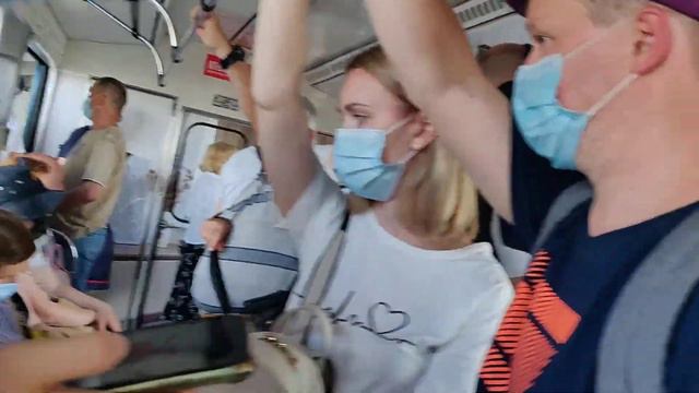Метро. Станция метрополитена Днепр. Пассажиры в вагонах удобного и быстрого общественного транспорт смотреть онлайн