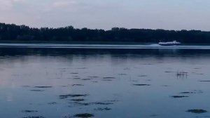 Ракета на воде, рейс Херсон Новая Каховка, едет по реке Днепр. Dnepr River