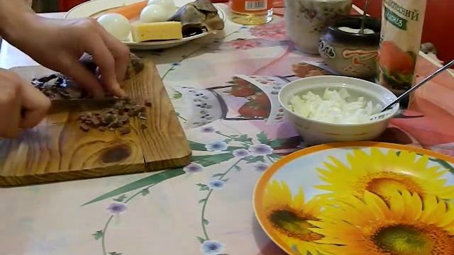 Салат с свиным сердцем и жареным картофелем под майонезом. Салаты. смотреть онлайн