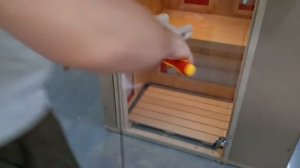 Разбираем ИК-сауну. Снимаем дверь.