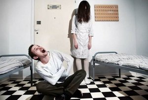 Психушка - жуткая атмосфера и страдания и крики больных