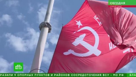 Красное знамя и георгиевская лента: жители Мелитополя дождались возвращения символов