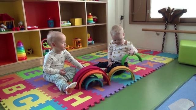 Двойняшки в игровой комнате больницы до приёма врача и поездка домой
