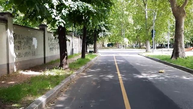 Двор, в домах которого живут футболисты Серии А, огорожен странным "забором" смотреть онлайн