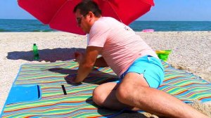 Дети весело играют на берегу моря в песке.