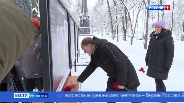 В смоленском центральном парке открылась выставка о героях Отечества