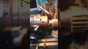 Нарезание зуба шестерни модульной фрезой.