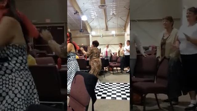 Мама зажигает на вечеринке в стиле 50х смотреть онлайн