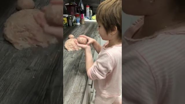 Котлеты/Дети готовят еду/Внуча голодной не останется#еда #готовимдома #рецепты смотреть онлайн
