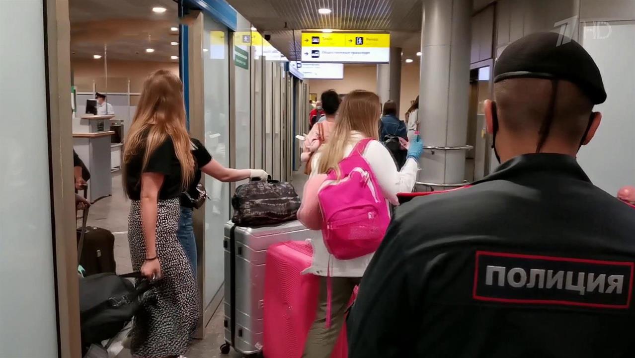 Ночью в Москву прибыл самолет с гражданами России, которые находились в Африке