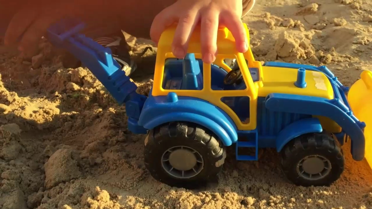 Включи трактор самолет. Трактор Гоша. Синий трактор для малышей. Синий трактор для малышей игрушка. Машинки для мальчиков синий трактор.