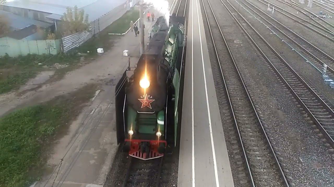 Паровоз П36-0147 задним ходом следует по станции Кострома в сумерках.