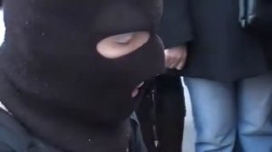 парень в маске в балаклаве охеренно играет