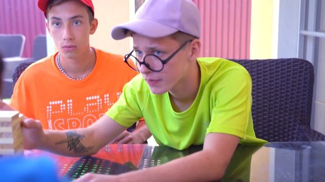 Подруга Не Умеет ОБЩАТЬСЯ с ПАРНЯМИ ! Ссора в ЛАГЕРЕ смотреть онлайн