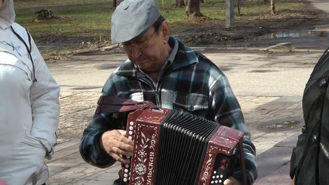 ЙОШКАР-ОЛА. ГАРМОНИСТ У ПАМЯТНИКА А.С.ПУШКИНУ смотреть онлайн
