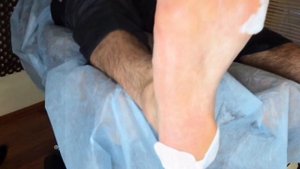 Мужской педикюр с применением препаратов Golden Trace, обработка стоп