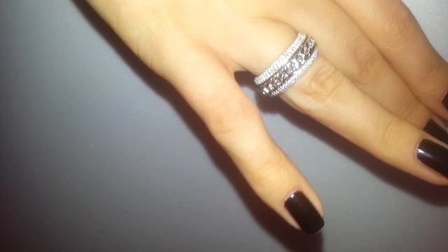 Кольцо с подвижной серединой и дорожками белых камней по бокам смотреть онлайн