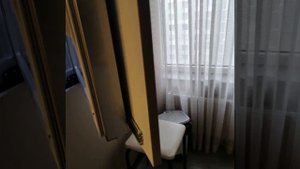 обычный холодильник встроенный в мебель кухни