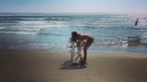 Кети Топурия с дочерью на пляже