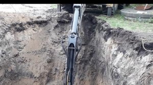 Разработка глубокого котлована экскаватором погрузчиком volvo bl71b. Глубина 5,20м.