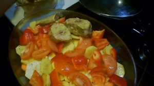 ТРЕСКА С КАРТОФЕЛЕМ И ОВОЩАМИ ПОД ТЕРТЫМ СЫРОМ В ДУХОВКЕ.