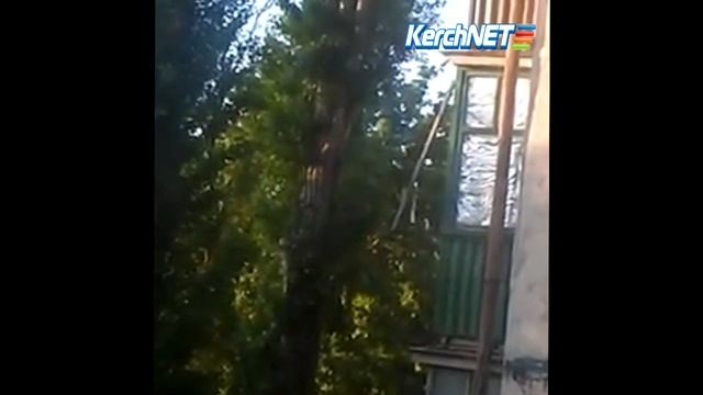 Керчь: выбрасывают холодильник из окна смотреть онлайн