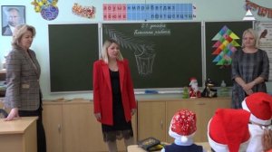 Новогодний сюрприз. Вручение подарков школьникам