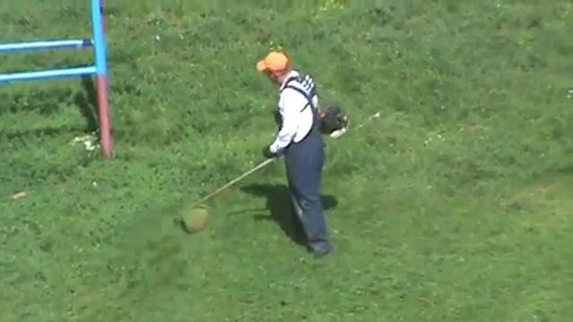 Мужики косят траву во дворе смотреть онлайн