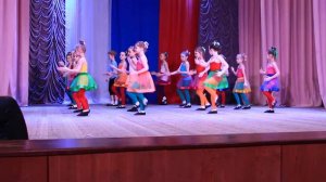 Танец "Мы в поезде" Даша Костюченко  в танце первая.