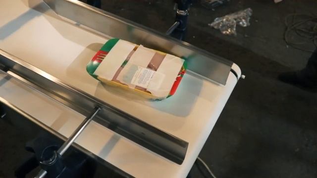 Транспортер с функцией разворота лотка с продуктом