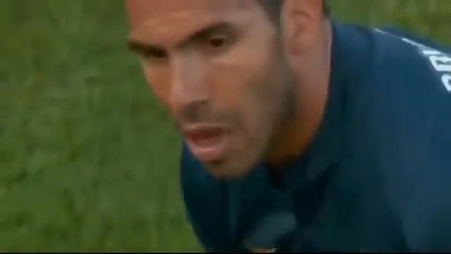 Карлос Тевес сломал ногу Эсекьелю Аму смотреть онлайн