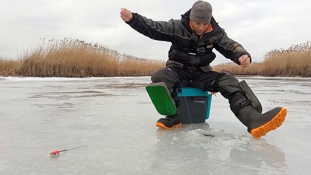 ЛОВЛЯ ЛЕЩА ЗИМОЙ НА МОРМЫШКУ. Зимняя рыбалка на Леща смотреть онлайн