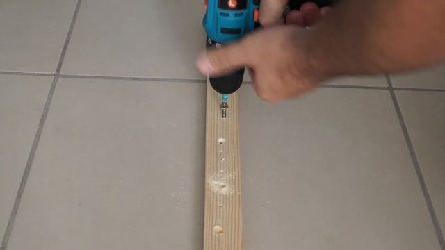 Завинчивание шурупа с помощью Bort BAB-14Ux2Li-FDK смотреть онлайн