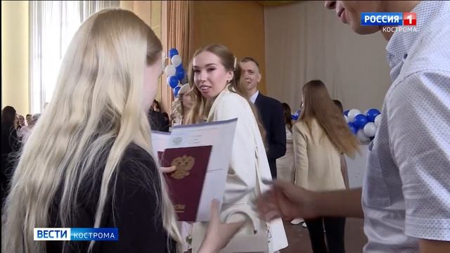 Бакалаврам и магистрам Костромского государственного университета вручили дипломы