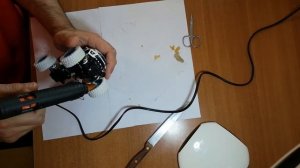 Как отремонтировать  и приклеить колеса  к детской машинке.