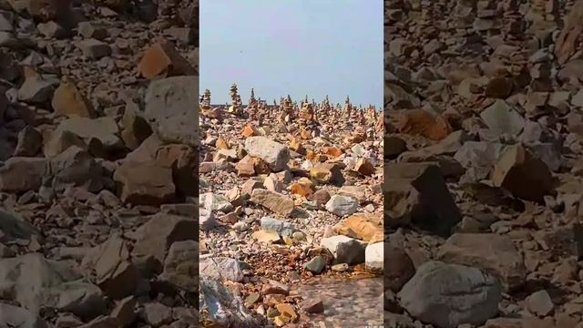башни из камней на берегу моря Крым