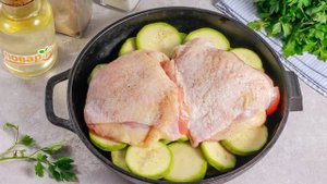 Куриные бедра с кабачками в духовке