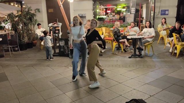 Королевы Танца на Никольской улице показали мастеркласс как можно похудеть ничего не делая #Moscow смотреть онлайн