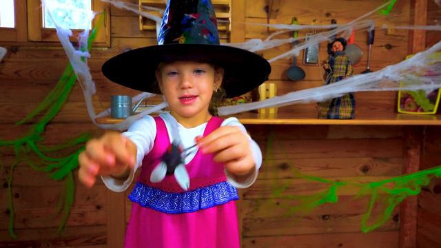 Halloween story. Эстела и Медведь играют в ХЕЛЛУИН. Смешная история, шутки над  МИШКОЙ.
