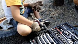 Муж в процессе. Делает Думпер своими руками. Маленький помощник в помощь.