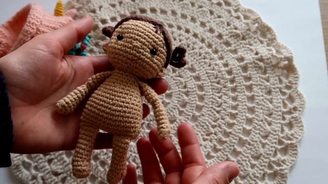 Навязала. Готовые работы. Заяц вязаный. Маленькая Кукла вязаная крючком. Вязаные игрушки амигуруми. смотреть онлайн