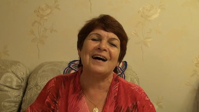 Простая русская женщина поёт песню дома смотреть онлайн